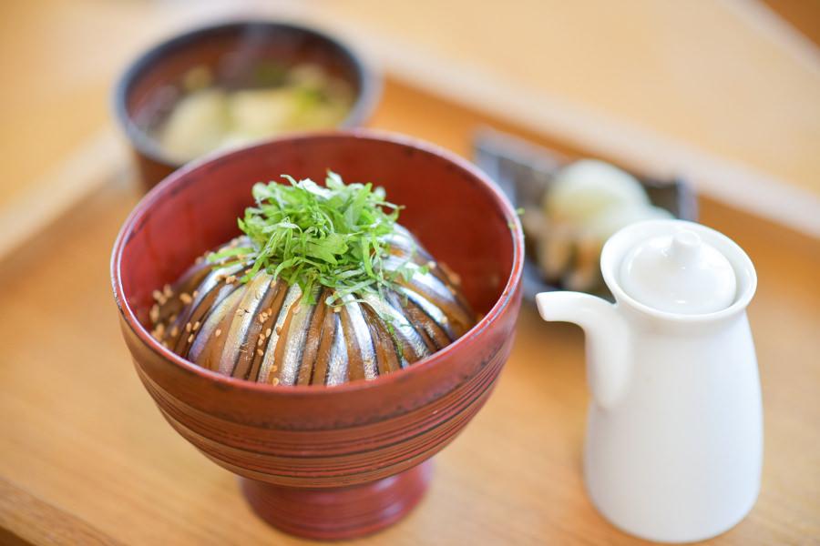 きびなご漬け丼は銀色の縞模様が特徴の小魚・キビナゴはしっかりとタレに浸かっていますが、物足りない人はタレを追加して