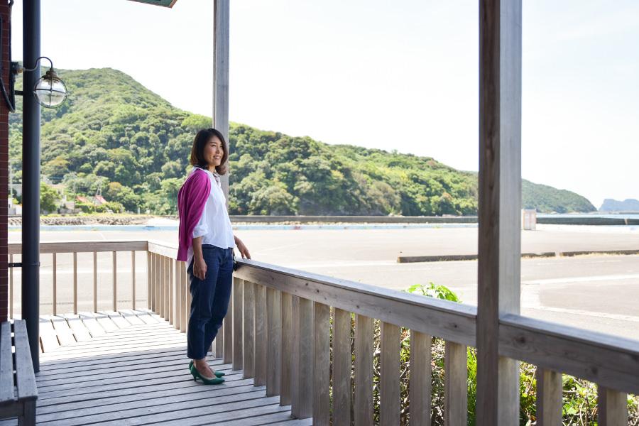 建物の周りにはウッドテラスが。食事の後にここで海や上甑島と中甑島を結ぶ甑大明神橋などを眺めるのもよさそう