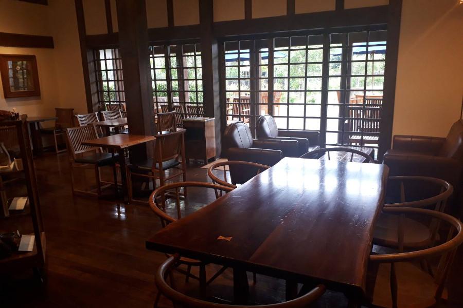 広々としたモダンな店内で癒しの時間を過ごしてください