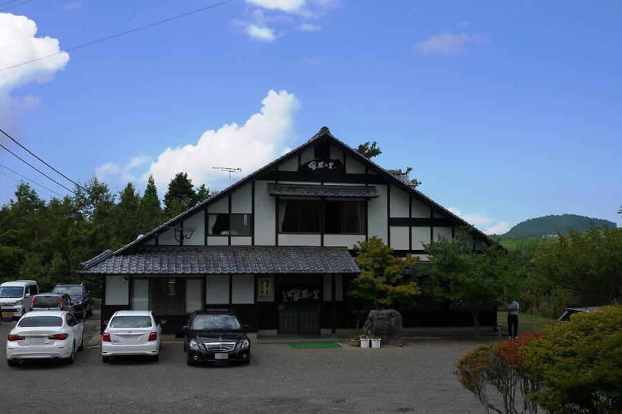 豊かな自然に囲まれて、名物地鶏が楽しめる「塚原の里」