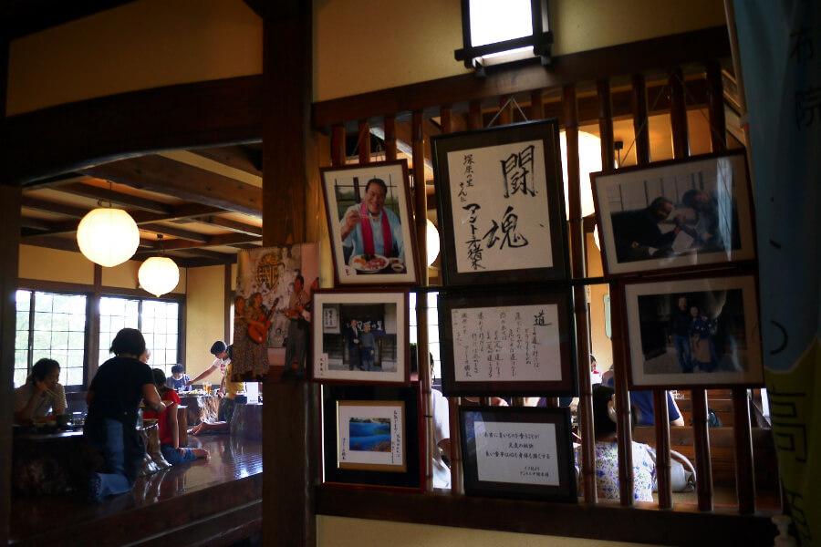 店内は古民家風の懐かしい雰囲気。TVや雑誌でも取り上げられる有名店です