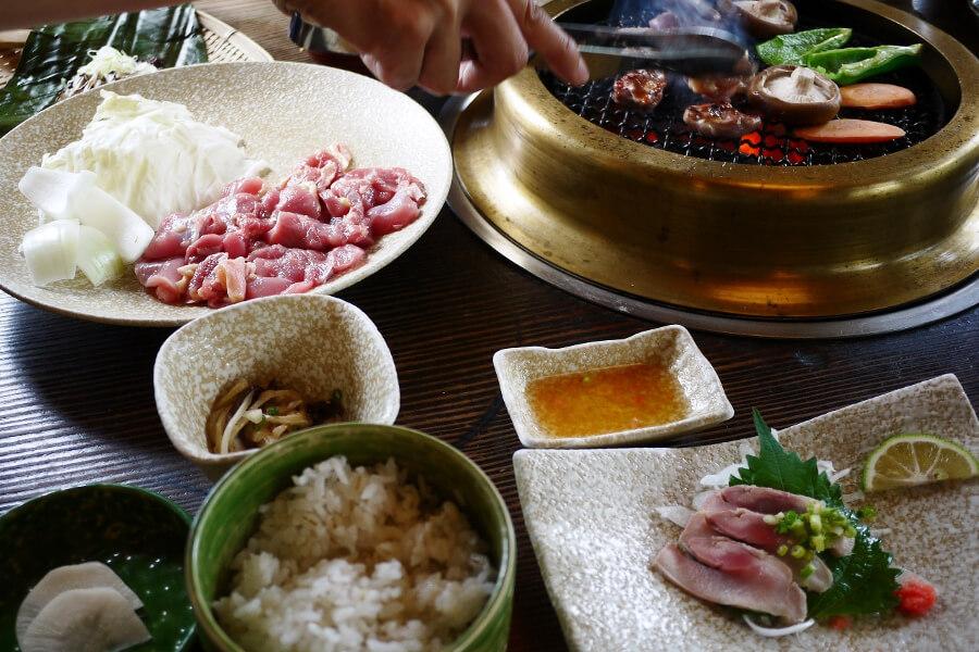 地鶏炭火焼定食の「地鶏たたき・地鶏盛り・鶏の酢の物・漬け物」