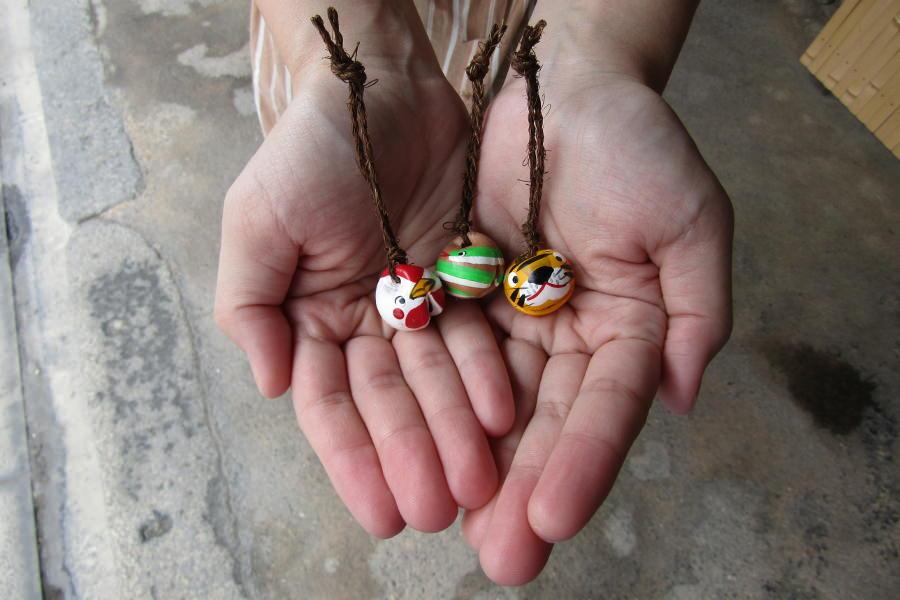 同店で人気のアイテムといえば「十二支土鈴」。自分の干支を選ぶもよし、その年の干支で縁起を担ぐのもよし。セットになった土の豆皿に乗せて飾ると、可愛いインテリアにもなります