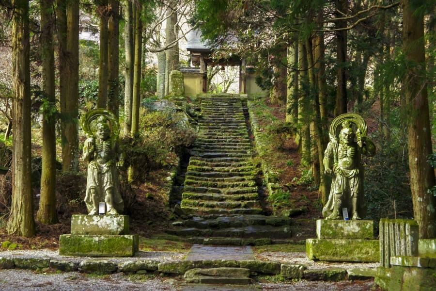 日本の森林浴の森100選にも選ばれた神秘的な場所に建つ両子寺