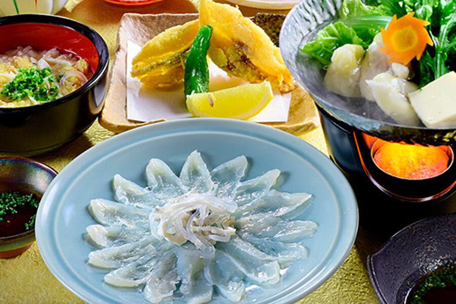 関門名物ふぐ料理を味わえる「ふぐ御膳 (3240円/税込)」 関門名物ふぐ料理を味わえる「ふぐ御膳 (3240円/税込)」