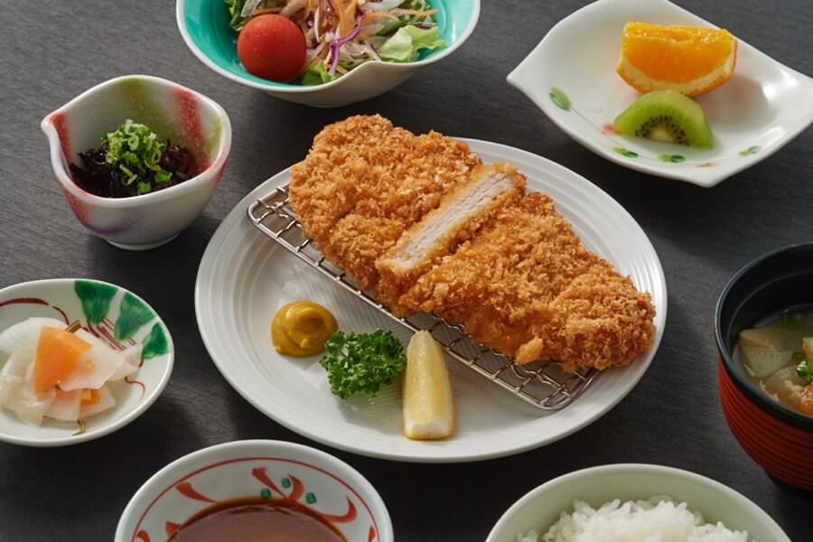 ジューシーな肉汁があふれる黒豚のカツはいかが？