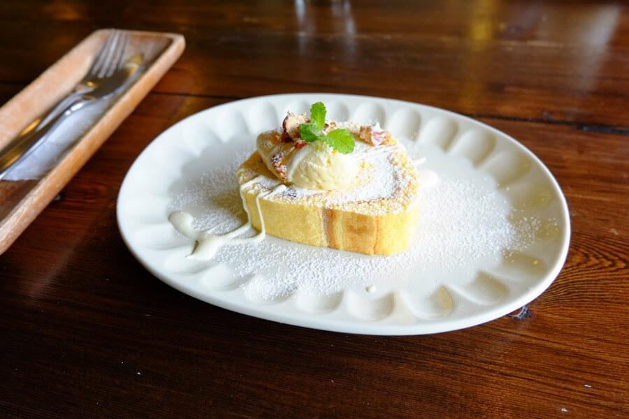 ランチセットのデザートは手作りのロールケーキ