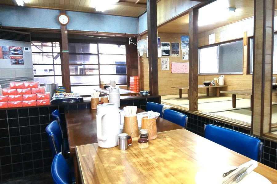 カウンター、テーブルのほか、小上がりの座席もあります カウンター、テーブルのほか、小上がりの座席もあります