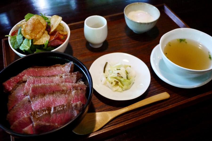 観光客に人気の「黒毛和牛炭火焼ビフテキ丼2500円」