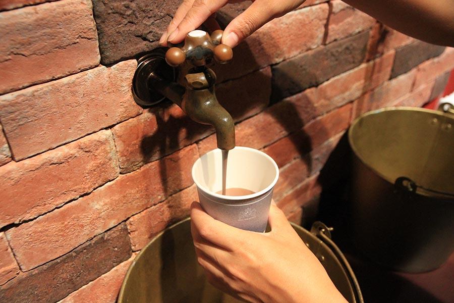 チョコレートドリンクが出る蛇口。甘くて濃厚！