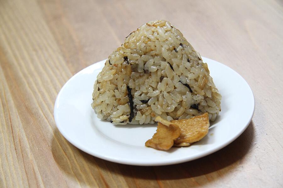 ひじきや鶏肉などを炊き込んだ「かしわおにぎり」140円 ひじきや鶏肉などを炊き込んだ「かしわおにぎり」140円
