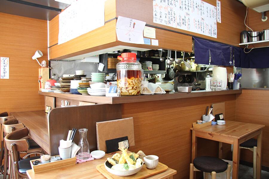 11席のこぢんまりとした店内