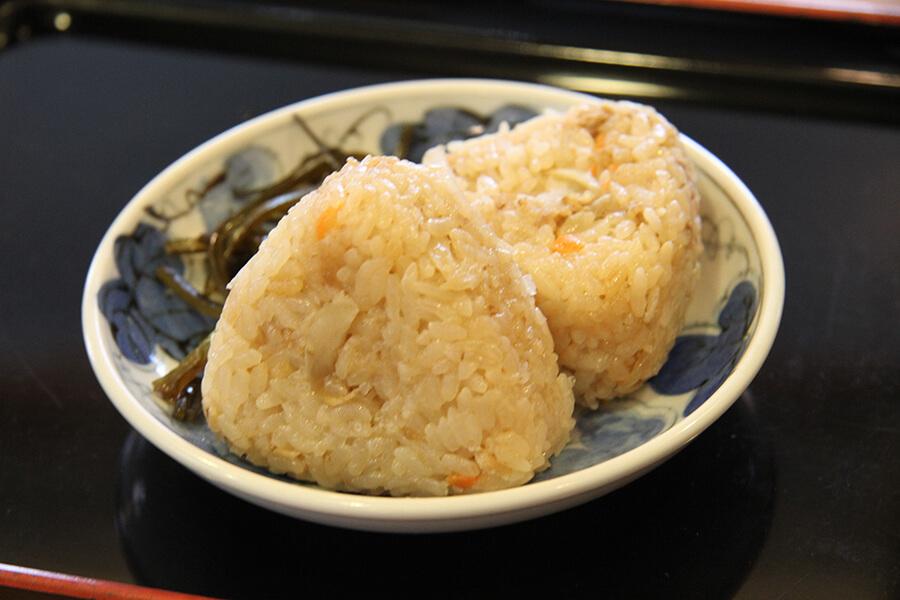 セットで頼む人がほとんど。不動の人気「かしわおにぎり(1個110円)」 セットで頼む人がほとんど。不動の人気「かしわおにぎり(1個110円)」