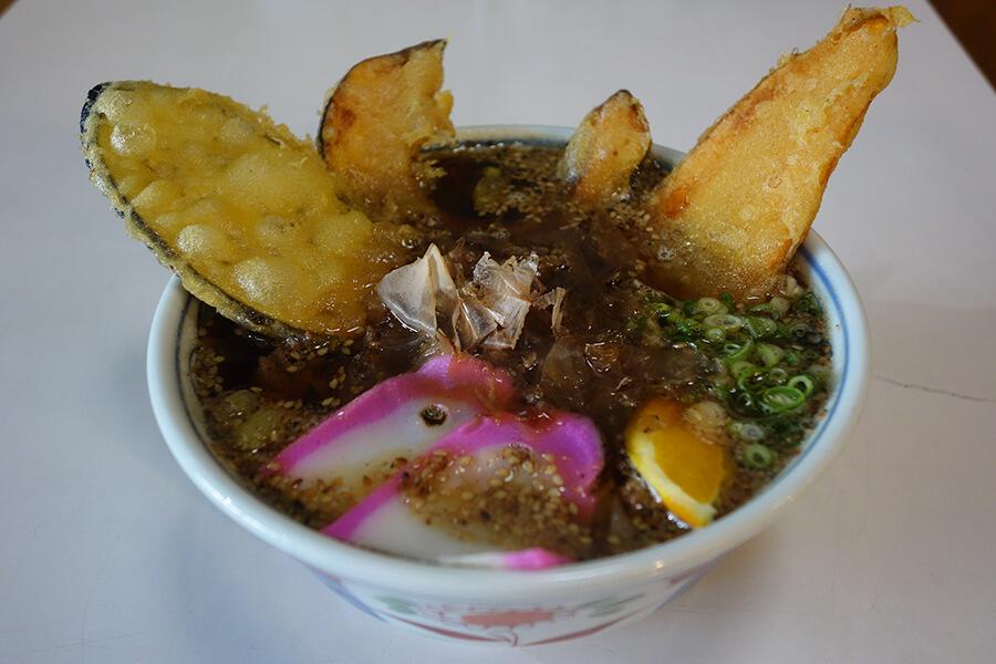 牛肉、大根おろし、野菜の天ぷらが3種のったボリューム満点の「よりどりうどん/650円」 牛肉、大根おろし、野菜の天ぷらが3種のったボリューム満点の「よりどりうどん/650円」