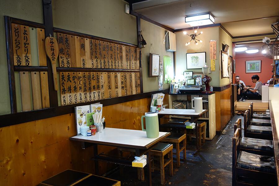 庶民的な設えながら、店内には音楽好きの店主が選曲したジャズが流れています 庶民的な設えながら、店内には音楽好きの店主が選曲したジャズが流れています