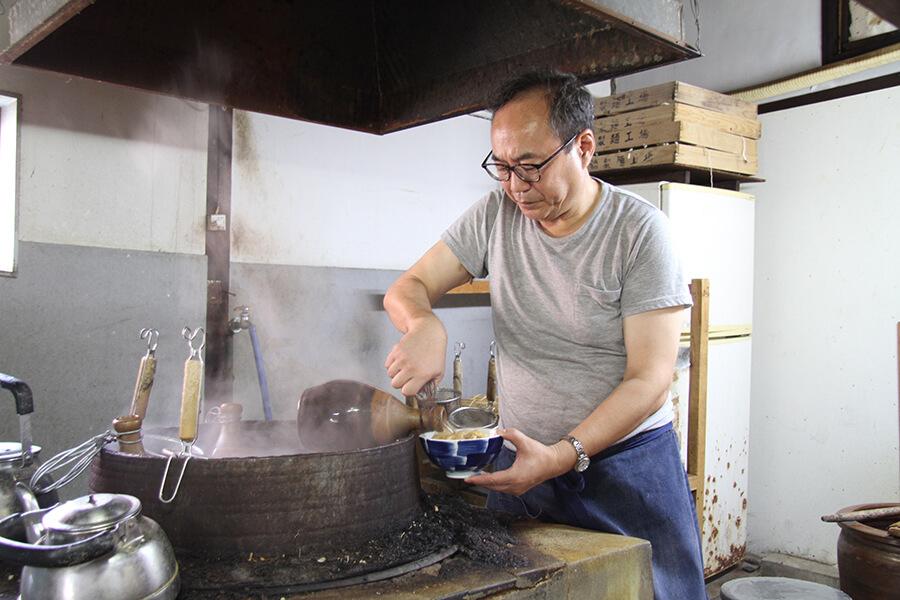 注文が入ってから器と麺を温めます。徳利は口が細くなっているので、蒸発しにくくつゆの味が変わりません 注文が入ってから器と麺を温めます。徳利は口が細くなっているので、蒸発しにくくつゆの味が変わりません