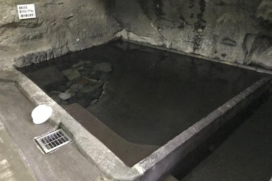 右側の狭い浴槽で体を洗い広い上がり湯に浸かりましょう