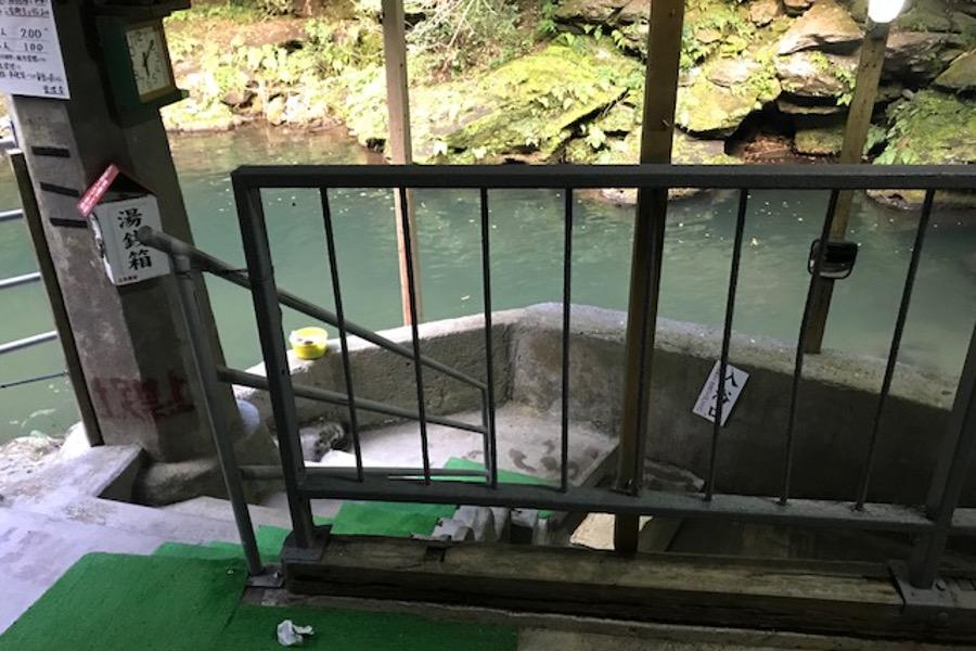湯銭箱に料金を入れて階段を下りていくと浴場があります
