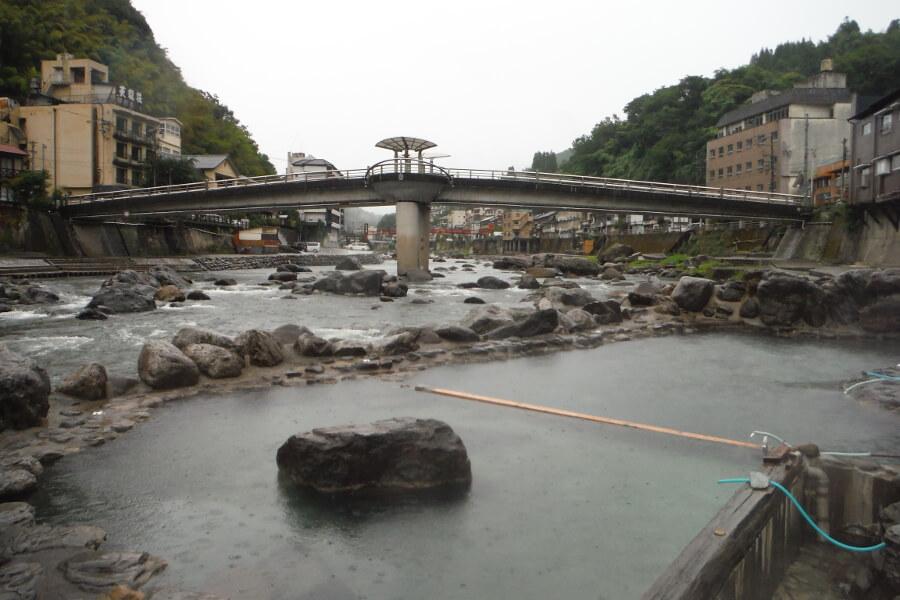 まるで川の中に入っているような感覚の川湯露天風呂「かじかの湯」
