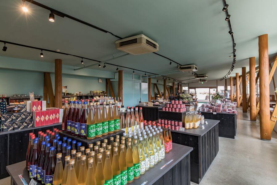 大山特産の梅を使った商品や地元の産直野菜などが並ぶ店内