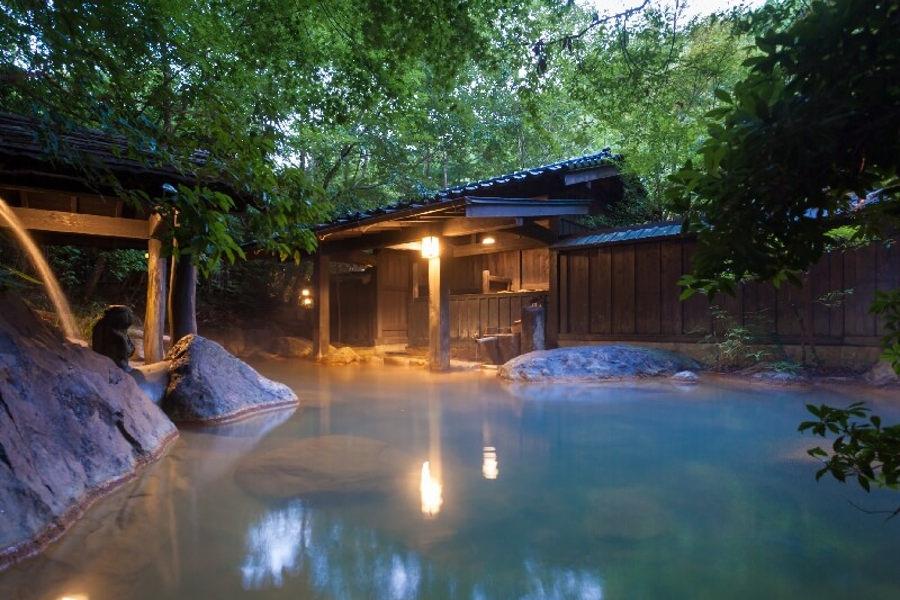 客室露天からも紅葉が愛でられる旅館 山河 旅館 山河