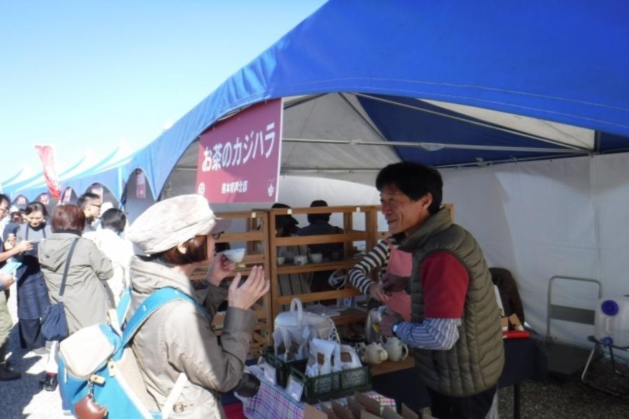 ▲各生産者とお話をしながら、九州各地の気候や風土の中で作られた国産紅茶をお楽しみください