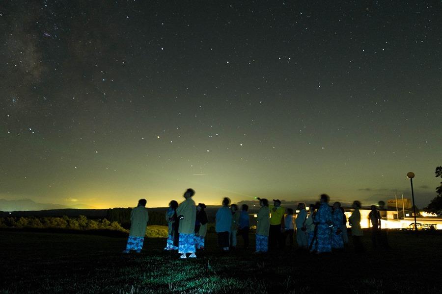 ▲毎夜行われる「星空さんぽ」は入場無料で宿泊客以外も一緒に楽しむことができます ▲毎夜行われる「星空さんぽ」は入場無料で楽しむことができます