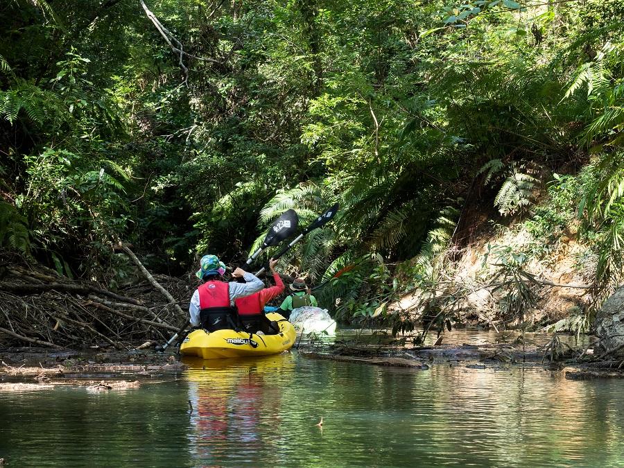 SUPのパドルを漕ぐ女性