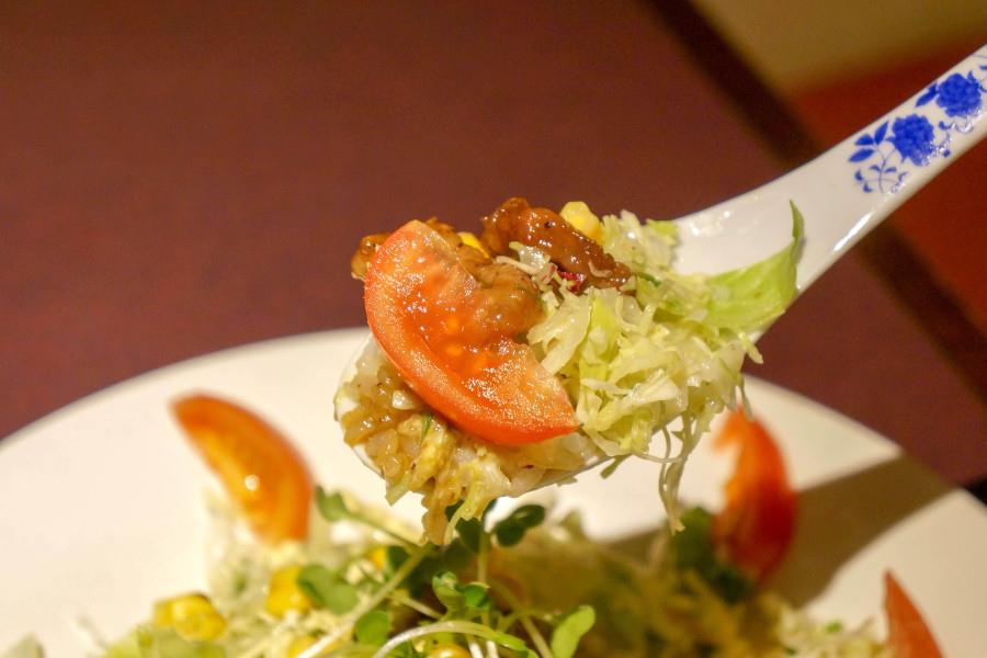 キャベツ、レタス、トマト、コーンなどさまざまな野菜が使われています