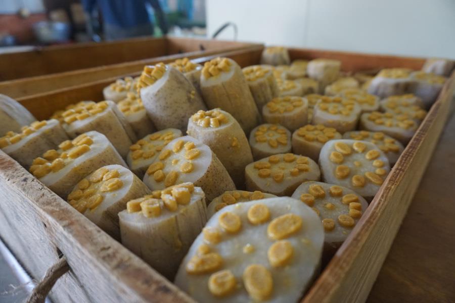 「上田商店」では辛子味噌も全て手作業で詰められています 「上田商店」では辛子味噌も全て手作業で詰められています