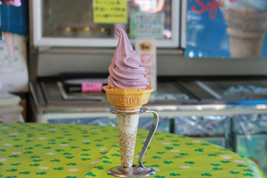 紫いもをまるごと味わえる「むらさきいもソフトクリーム」。素材の味を堪能して