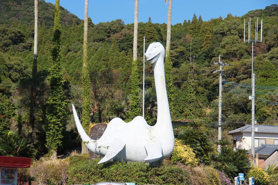 店の横では、巨大なイッシーがお出迎え