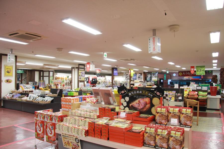 幅広い種類のお土産が並ぶ売店