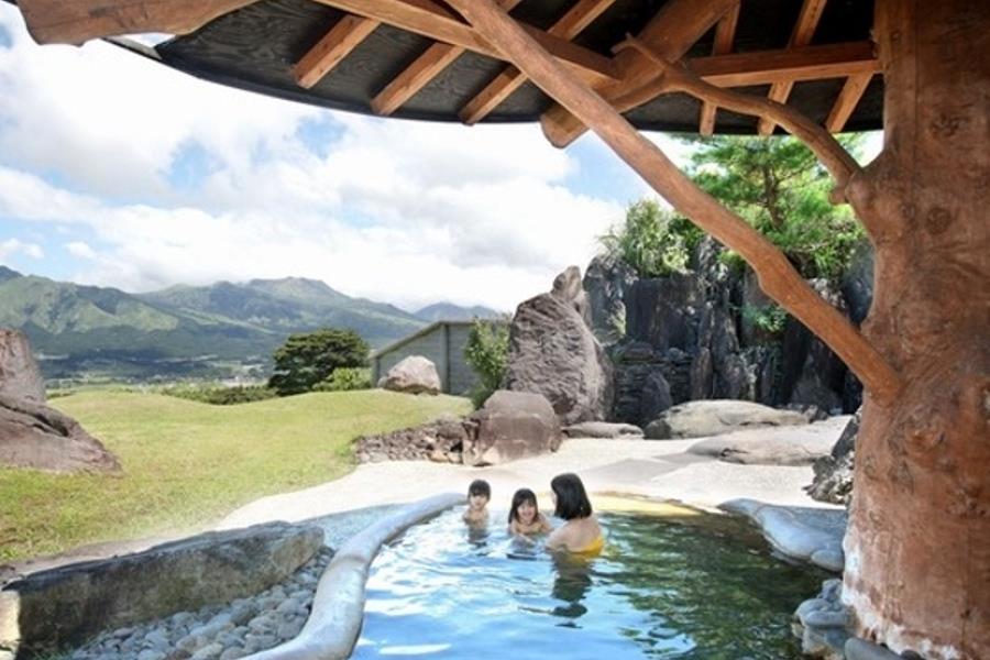 ▲天然温泉に浸かりながら、阿蘇五岳の大パノラマを望める露天風呂 ▲天然温泉に浸かりながら、阿蘇五岳の大パノラマを望める露天風呂
