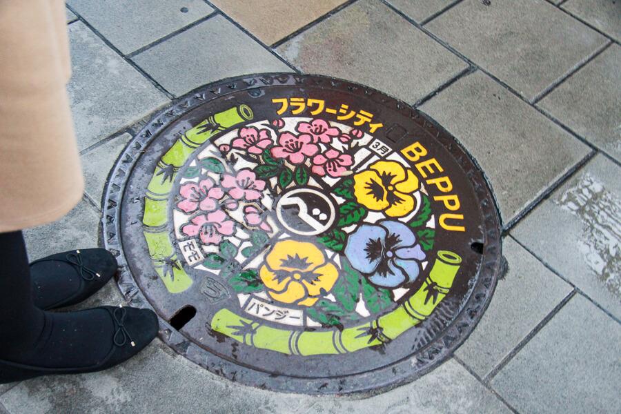 約300メートルもの通りには壁絵のほか、かわいくあしらわれたマンホールも！