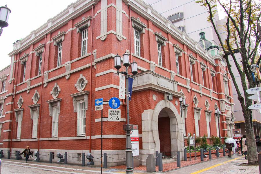 別府から少し離れ大分駅へ。約6分ほど歩くと、国の登録有形文化財に指定された「大分銀行　赤レンガ館」が見えてきます