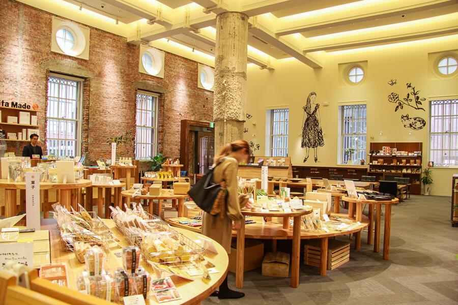 館内の1階にある「Oita Made Shop 赤レンガ本店」。大分ならではの土産品や雑貨などを販売しています。すぐ隣にはカフェも併設