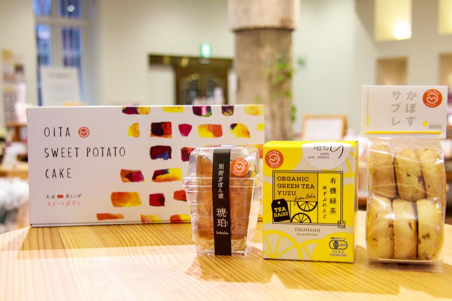 お菓子からお茶、竹工芸の小物など大分ならではの魅力的な土産物を多数販売しています