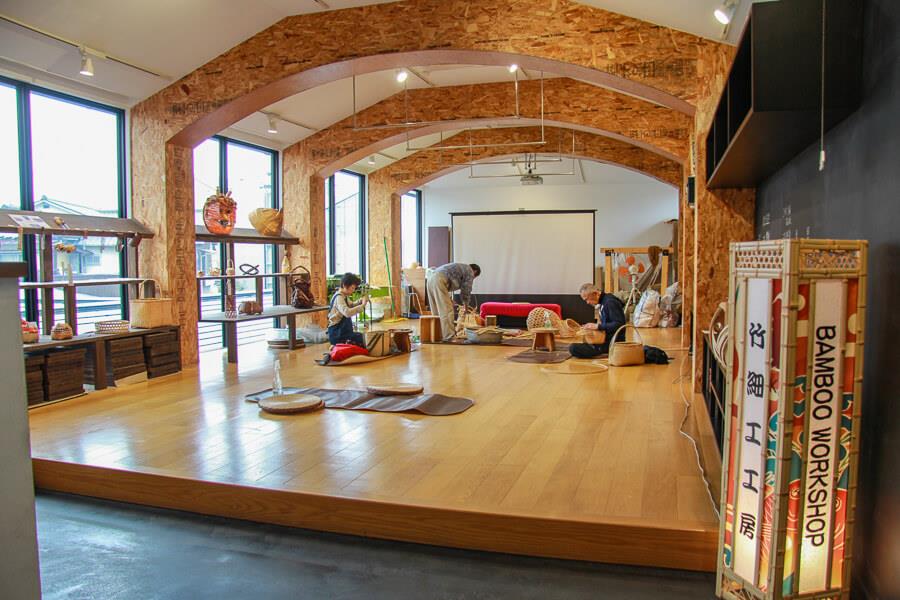 別府から、湯けむりが立ち昇る鉄輪温泉へ移動すること車で約15分。「地熱観光ラボ緑間」では、大分の伝統工芸の竹工芸体験ができます