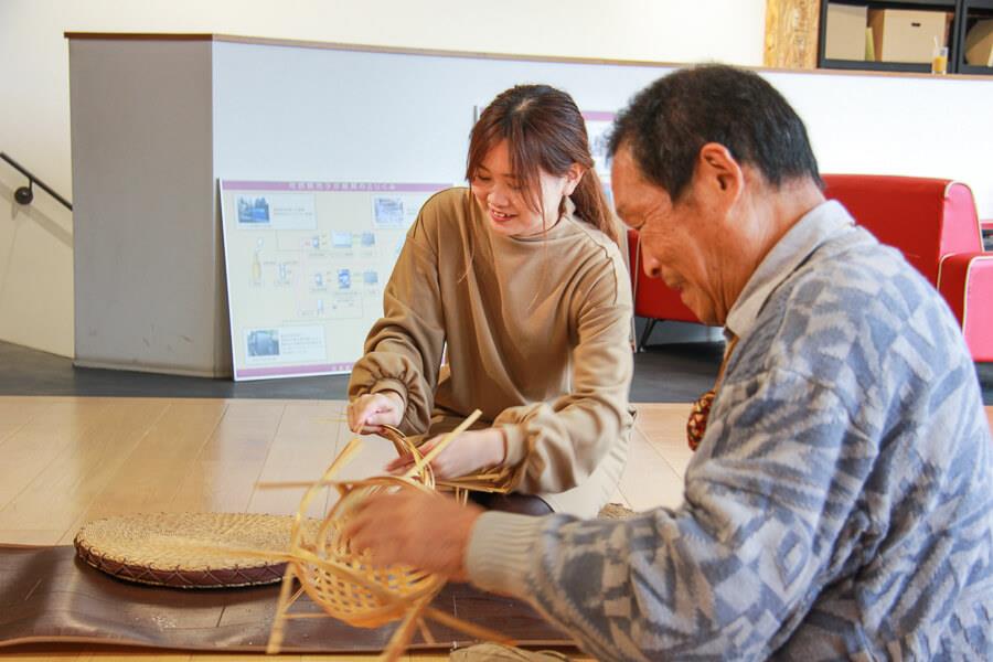 今回は、”四海波”という名前の、竹かご作りにチャレンジ！先生方が丁寧に教えてくれるため安心です