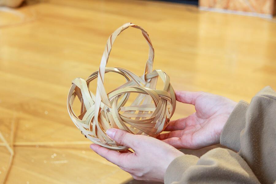 30分ほどで完成。「小さめの透明瓶を入れて、椿の花を飾るときれいだよ」と油布先生