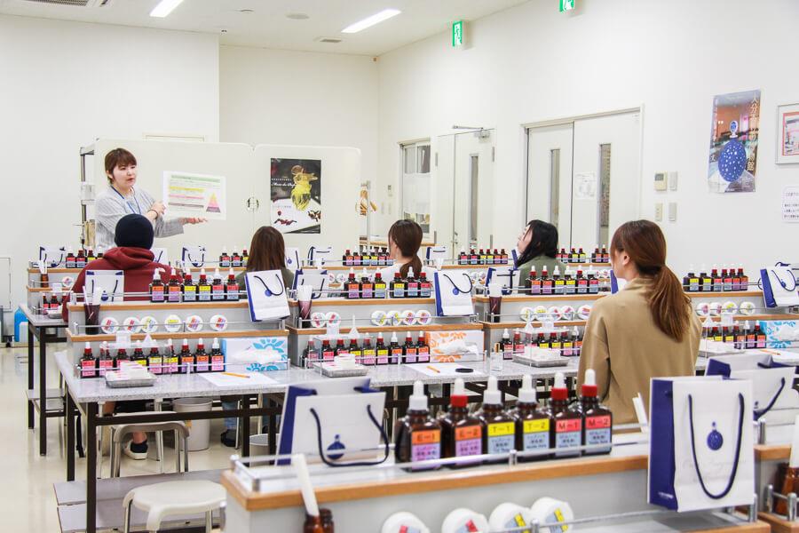 「地熱観光ラボ緑間」から車で約5分の場所にある「大分香りの博物館」。こちらではオリジナルの香水をつくる体験ができます。目の前には配合する香料がズラリ