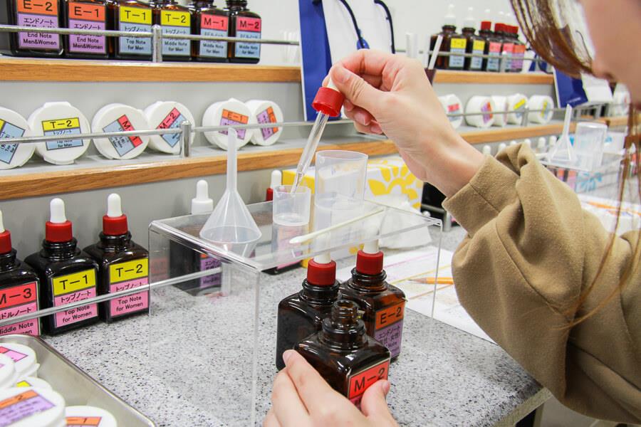 いざ、自分好みの香水つくりにチャレンジ。スポイドを使って慎重に微調整。どんな香りになるかはお楽しみ
