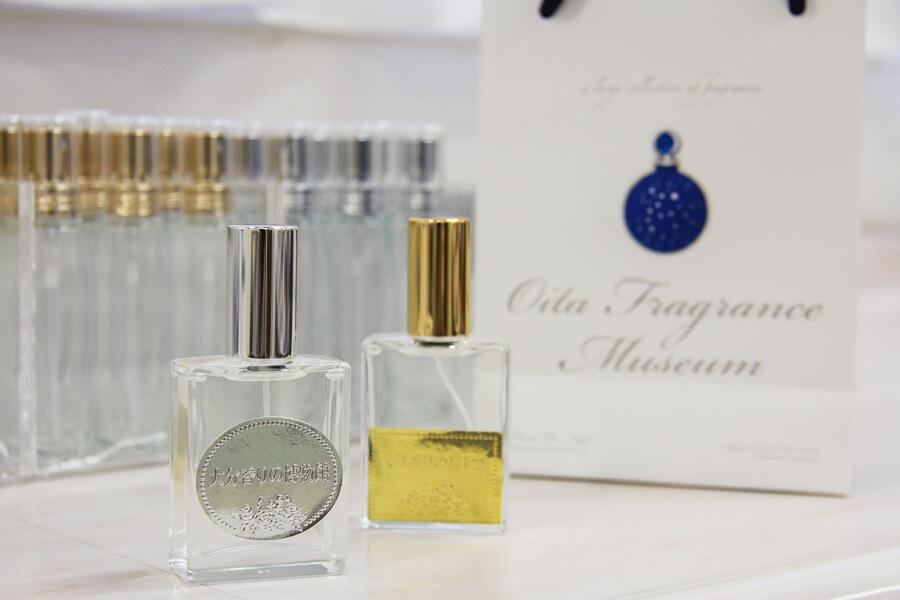 ビンにうつしたら完成！足元に香水をつけるとフワッと香るので、つけすぎることもなくおすすめなのだとか。館内には、紀元前5Cから現在までの見応えある展示品はもとより、お土産ショップやカフェも併設されているので雨の日などもゆったりと楽しめます