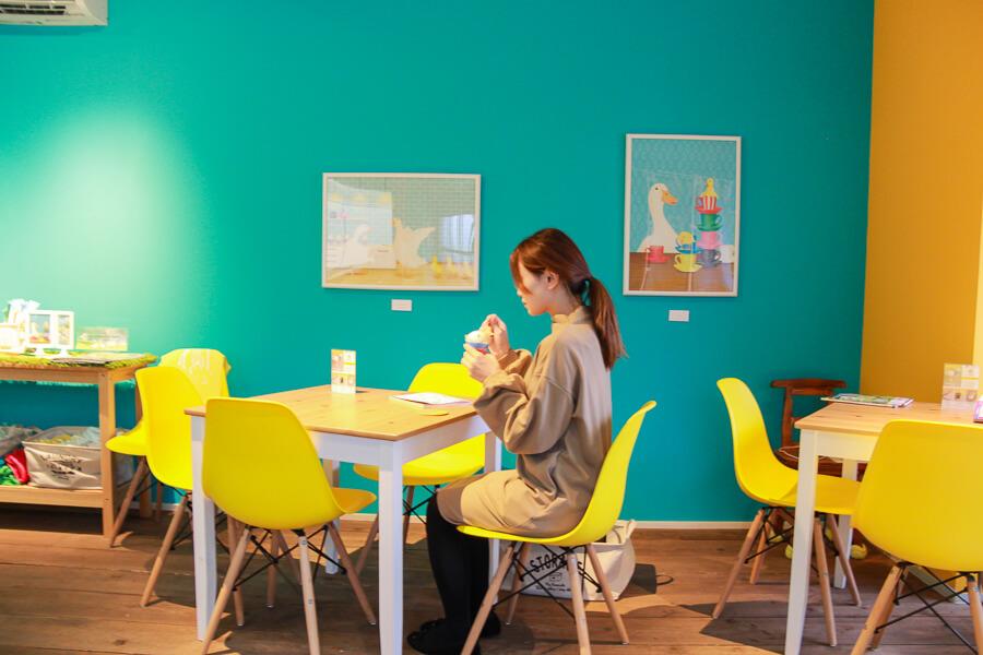 ラクテンチの目の前に佇む「AHIRU CAFE 八わのあひる」。店内は、鮮やかな青と黄色の配色であしらわれインパクト抜群