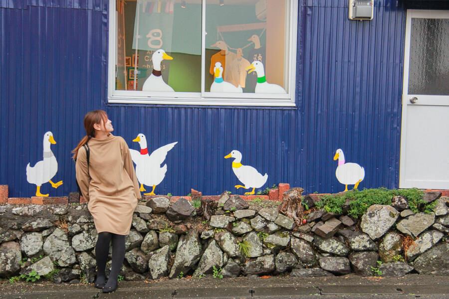 外観には、お店の名前にもある八羽のあひるさんがいますよ