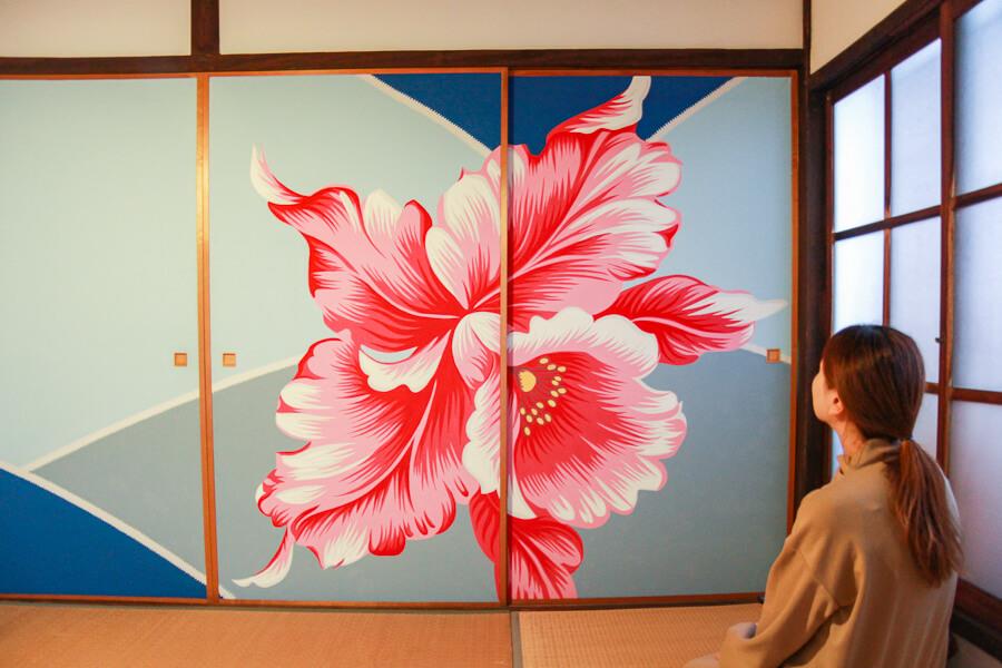 別府駅から歩いて5分ほどの場所に佇む「SELECT BEPPU」。2階にある、ふすまに描かれた大きな花が印象的