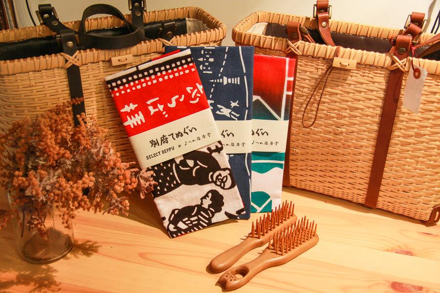 1階は、別府にゆかりのある作家やオリジナルの商品が並ぶ、品揃え豊富なセレクトショップ。竹細工の小物や別府手ぬぐいが人気！旅の手土産にぴったりですね