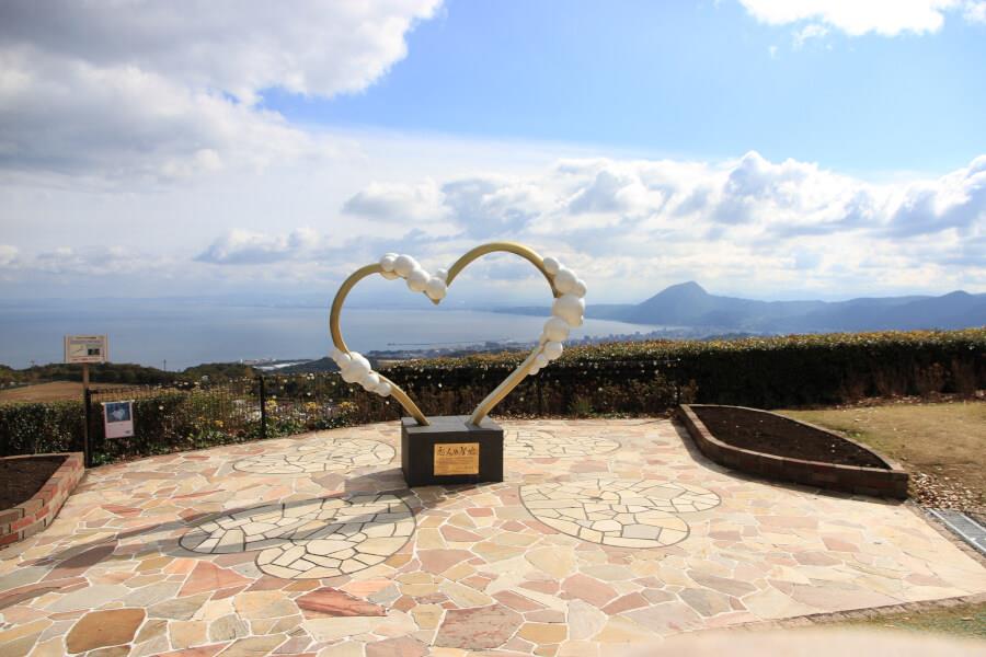 恋人の聖地に認定されており、ハート型のモニュメントや鍵、足元に目を向けるとタイルまで。モニュメント近くにはカメラ台もあり、撮影スポットになっています。別府湾をバックに記念の1枚を