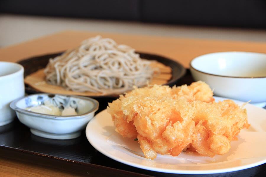 サービスエリアは、由布院温泉山荘無量塔がプロデュース。蕎麦・丼専門店の「Murata不生庵・茜舎」のかき揚げ付きそばのかきあげは、えびがプリプリ。そばは自家製の薬味との相性が抜群です